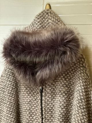 Abrigo de punto con capucha y pelo