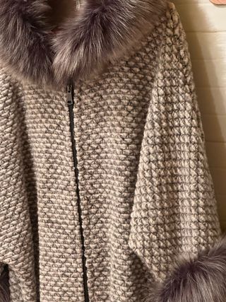 Abrigo de punto con capucha y pelo
