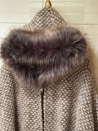 Abrigo de punto con capucha y pelo