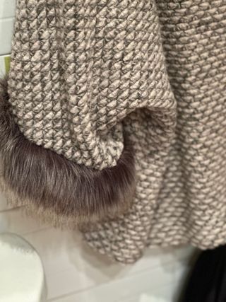 Abrigo de punto con capucha y pelo