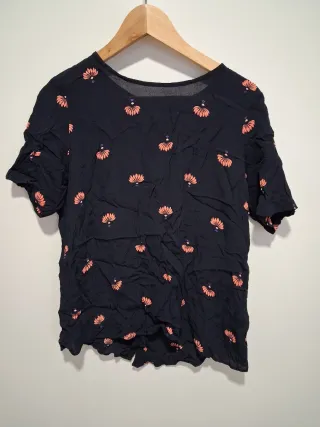 Blusa estampada floral negra y naranja