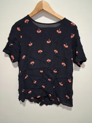 Blusa estampada floral negra y naranja