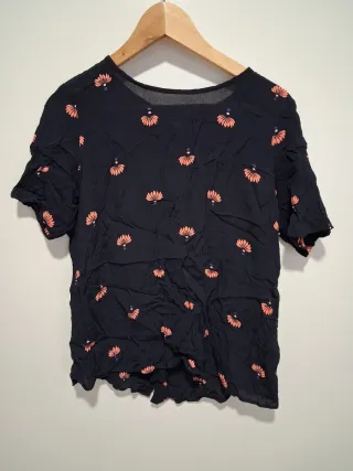 Blusa estampada floral negra y naranja