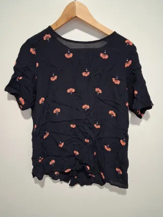 Blusa estampada floral negra y naranja