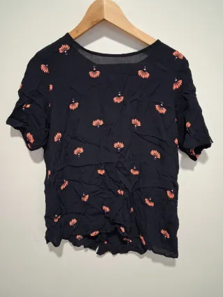 Blusa estampada floral negra y naranja