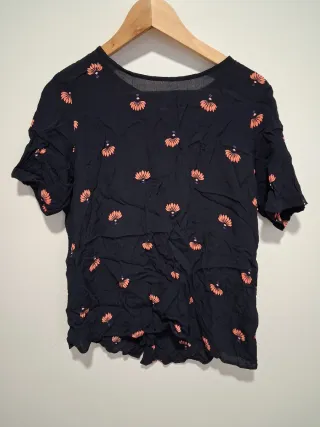 Blusa estampada floral negra y naranja
