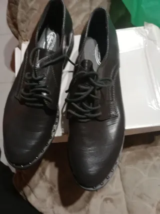 Zapatos planos negros con tachuelas