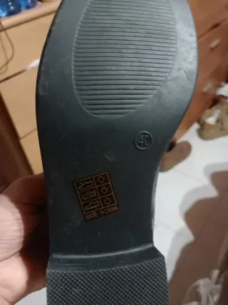 Zapatos planos negros con tachuelas