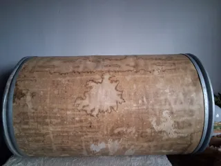 Antiguo bidón de cartón piedra