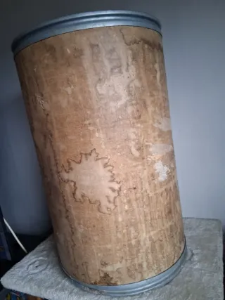 Antiguo bidón de cartón piedra