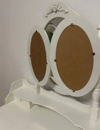 Tocador blanco con espejo triple y taburete