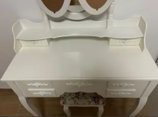 Tocador blanco con espejo triple y taburete