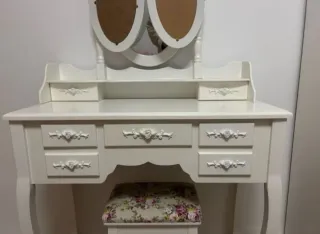 Tocador blanco con espejo triple y taburete