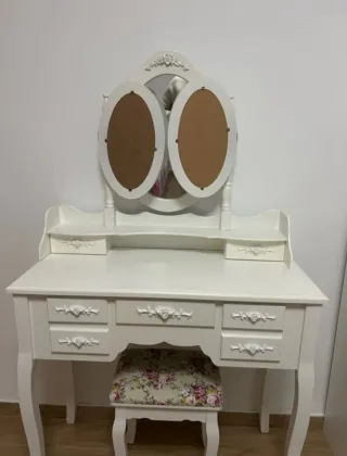 Tocador blanco con espejo triple y taburete