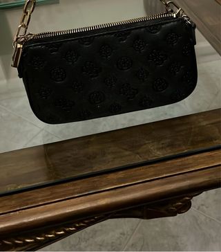 Pochette Guess nera con catena dorata