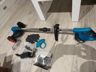 Desbrozadora a batería con accesorios