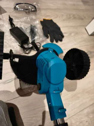 Desbrozadora a batería con accesorios