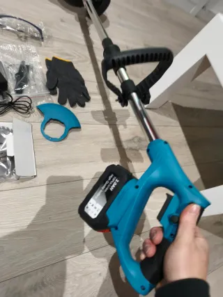 Desbrozadora a batería con accesorios