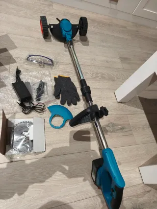 Desbrozadora a batería con accesorios