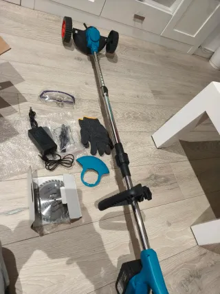 Desbrozadora a batería con accesorios