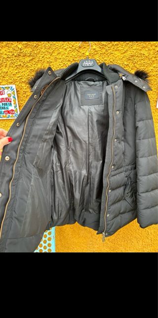 Plumas negro Zara con capucha