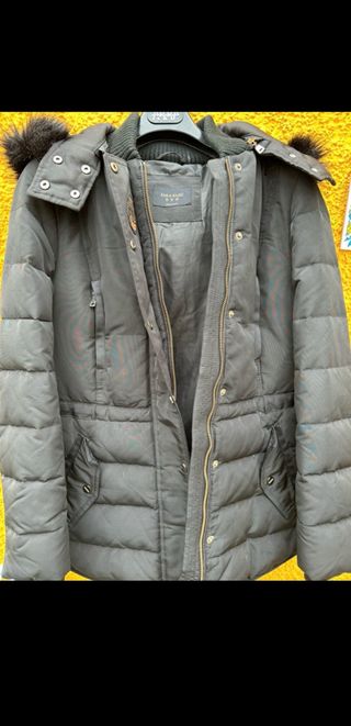 Plumas negro Zara con capucha