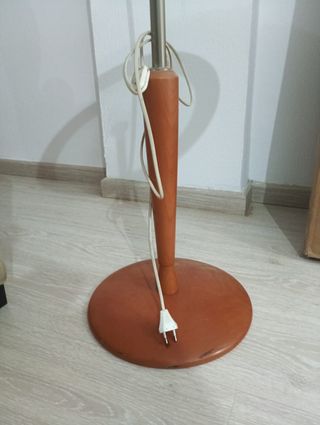 Mesa auxiliar con luz y pie de madera