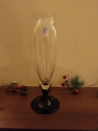 Jarrón de cristal transparente y base azul