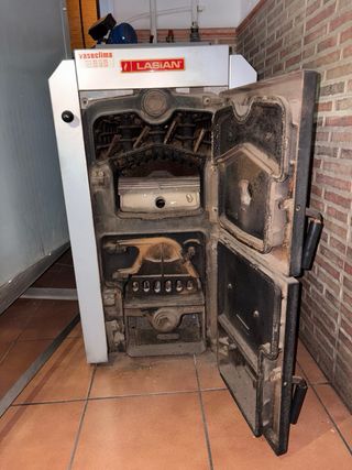 Caldera Lasian Biomax 35 kW con silo y sinfín