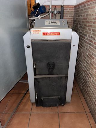 Caldera Lasian Biomax 35 kW con silo y sinfín