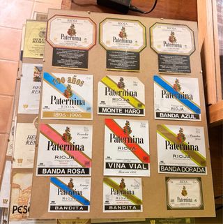 Colección de etiquetas de vino
