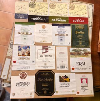 Colección de etiquetas de vino