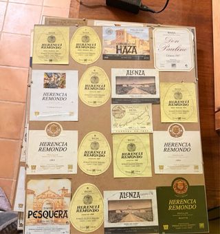 Colección de etiquetas de vino