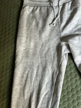 Pantalones deportivos grises