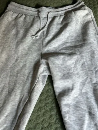 Pantalones deportivos grises