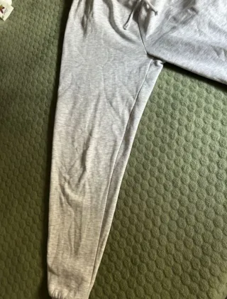 Pantalones deportivos grises