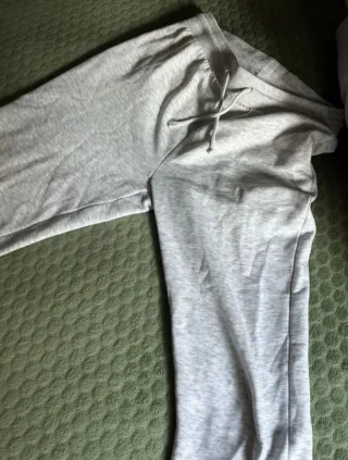 Pantalones deportivos grises