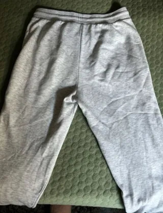 Pantalones deportivos grises