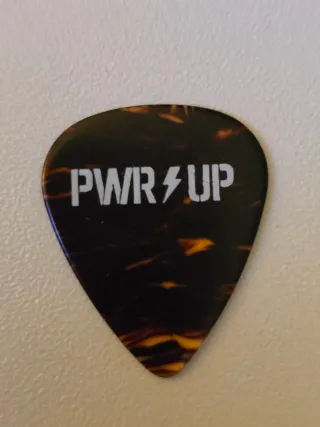 Púa AC/DC con la firma de Stevie Young 2025