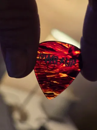 Púa AC/DC con la firma de Stevie Young 2025