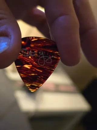 Púa AC/DC con la firma de Stevie Young 2025