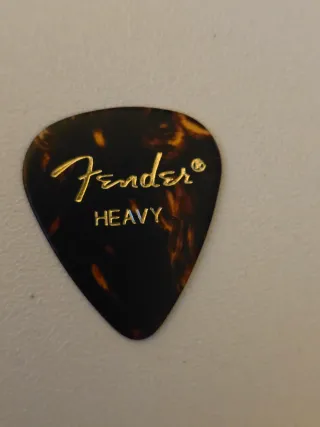 Púa AC/DC con la firma de Stevie Young 2025