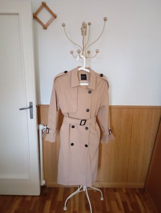 Gabardina beige clásica con cinturón