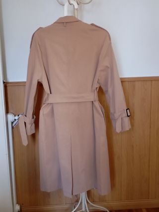 Gabardina beige clásica con cinturón