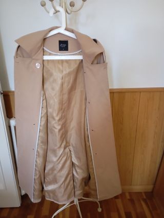 Gabardina beige clásica con cinturón