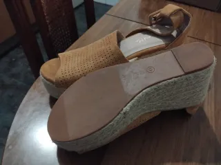 Sandalias cuña beige y marrón