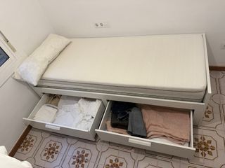 Cama diván con cajones