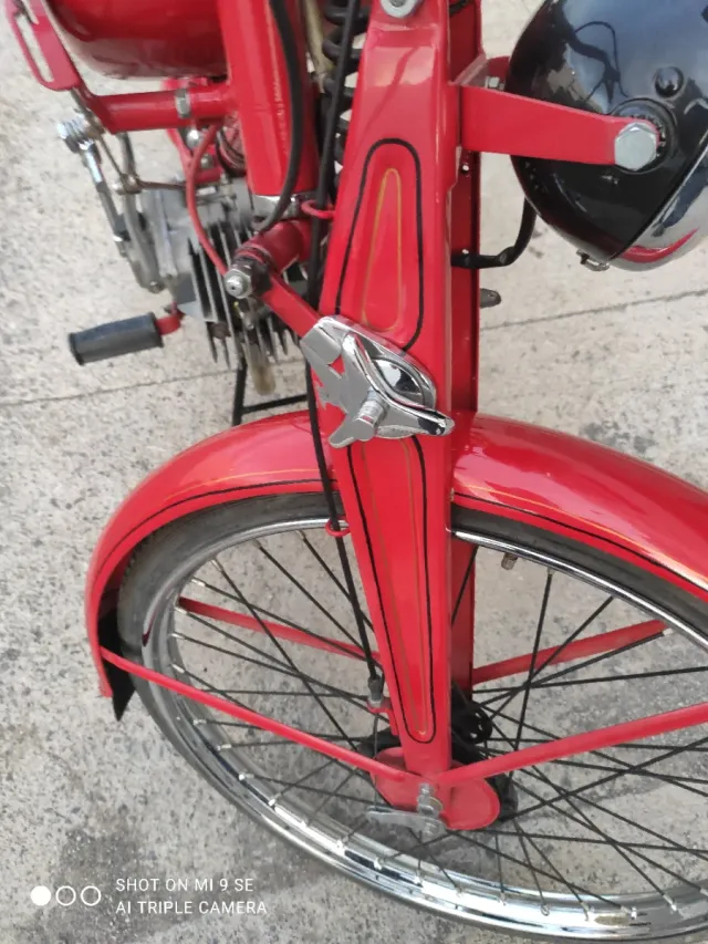 Moto Guzzi 65 Roja