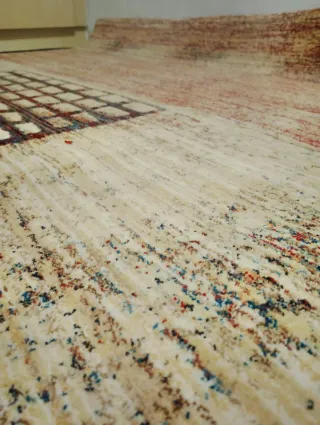 Alfombra de lana beige y roja