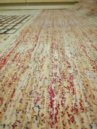 Alfombra de lana beige y roja